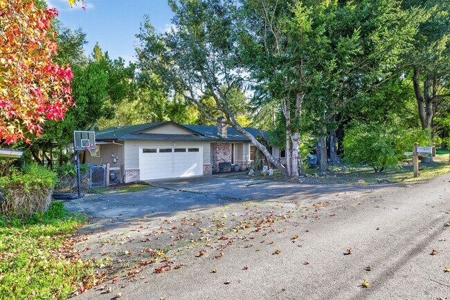 Building Photo - Charming 3-Bed / 2-Bath Retreat on Over an Acre in Sebastopol