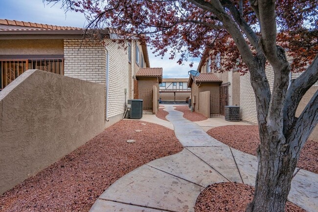 Building Photo - Spacious Updated Townhome in Downtown St. ...