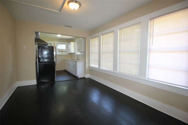 Building Photo - 2616 Oakcliff St