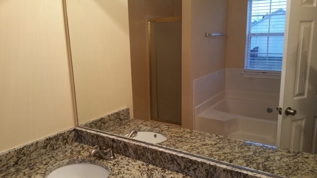 Building Photo - Beautiful 4-bedroom, 2.5 bath home!! (vide...