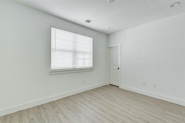 Building Photo - 2527 Judiway St