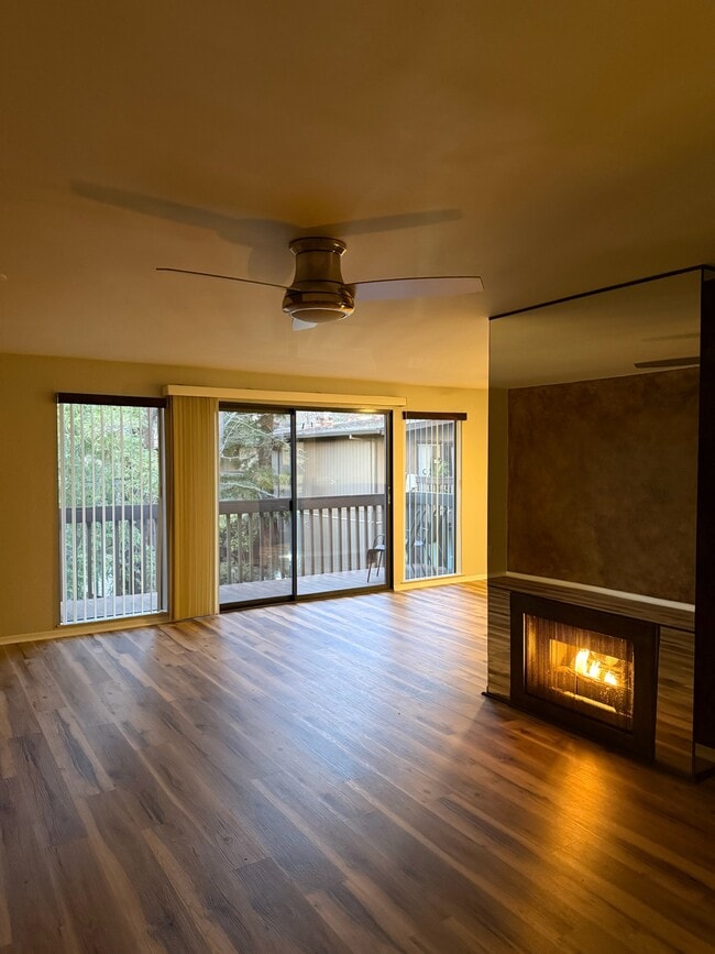 Living room - 911 Fulton Ave