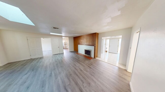 Building Photo - Large 7 Bedroom house on Dorothy - Steps off Campus!!