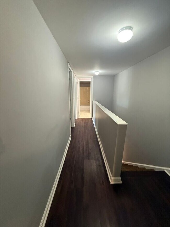Building Photo - FOR RENT - 3 Bedroom Condo in Green Hills