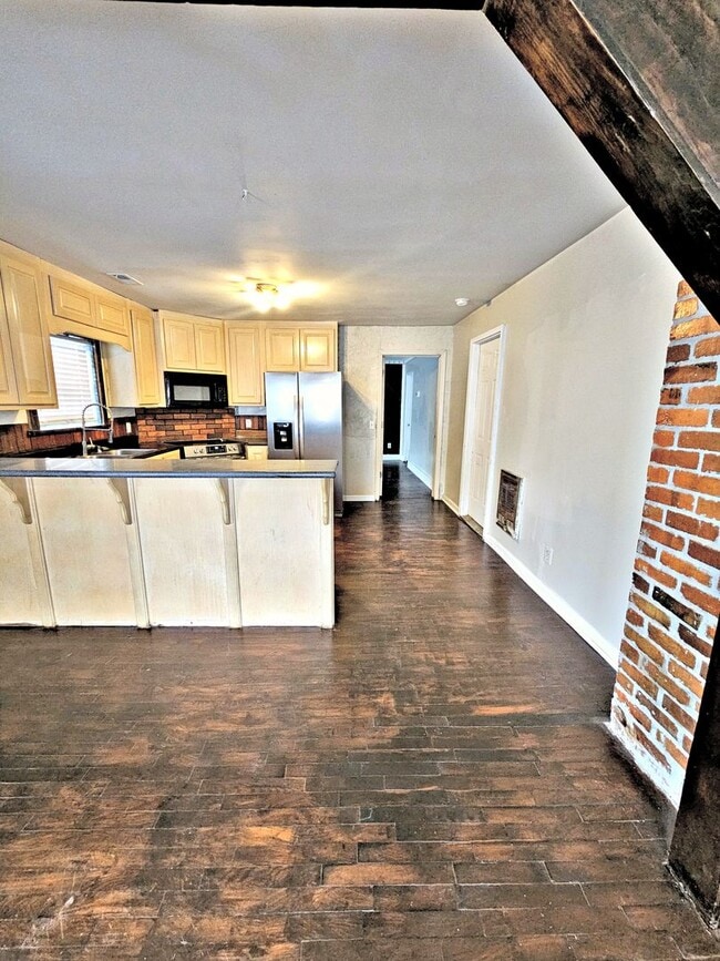 Building Photo - 614 3rd Ave SW