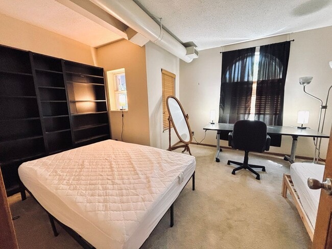 Building Photo - FURNISHED!! 2bed/1bath Condo Right Near Th...
