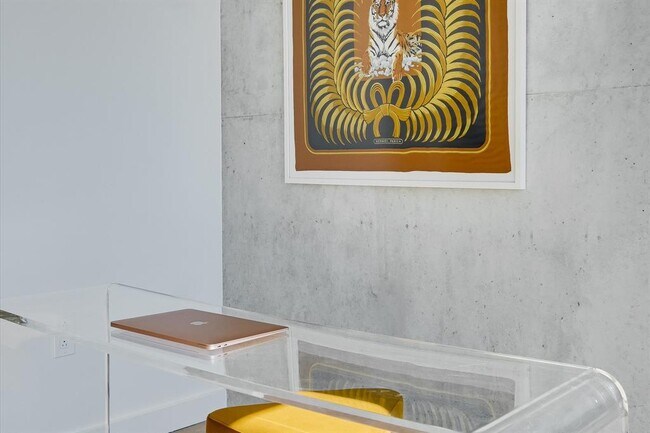 Building Photo - 610 Davis St