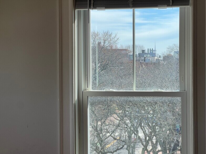 Building Photo - 107 Oxford St