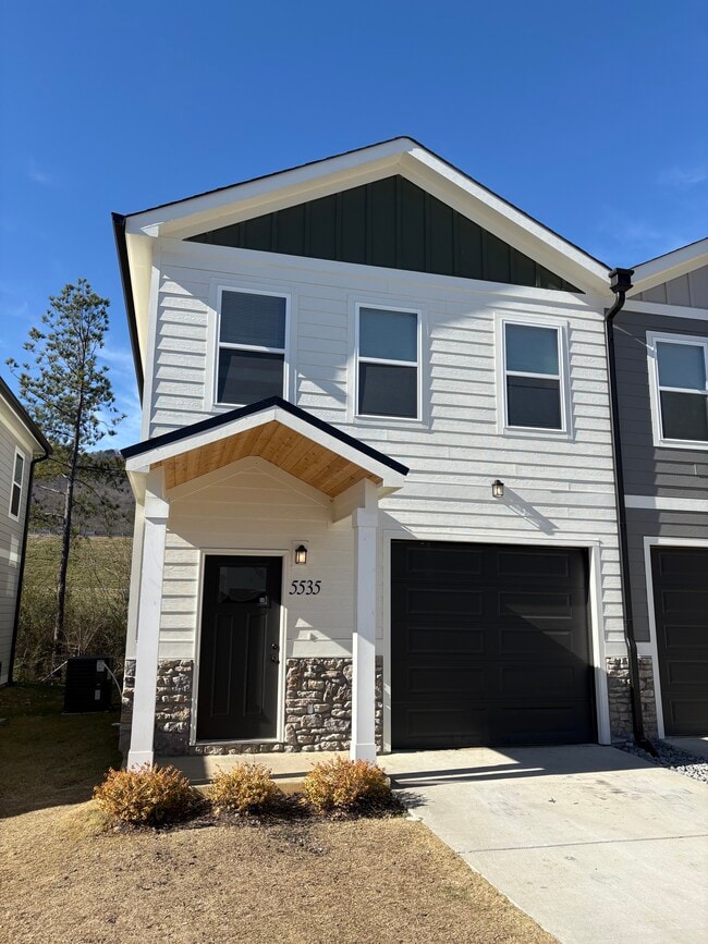 Building Photo - 5535 Stream Ln