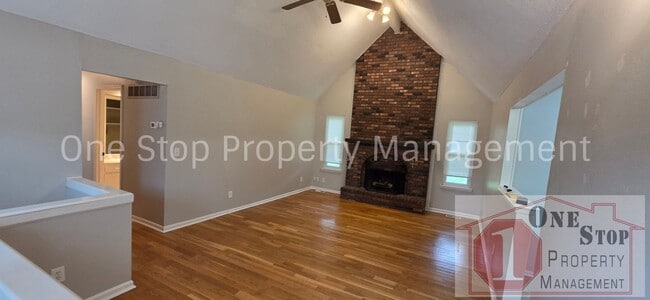 Building Photo - Charming 3 Bedroom, 2 Bathroom, 2 Car Garage Home in Parkville