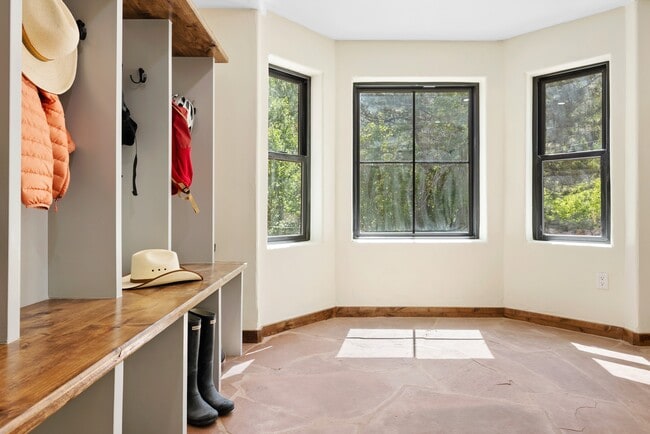 Building Photo - 205 Loop Dr