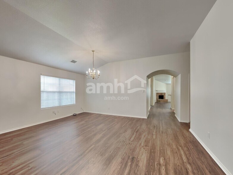 Building Photo - 1207 Fox Glen Trail