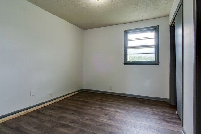 Building Photo - 1733 17th Ave N