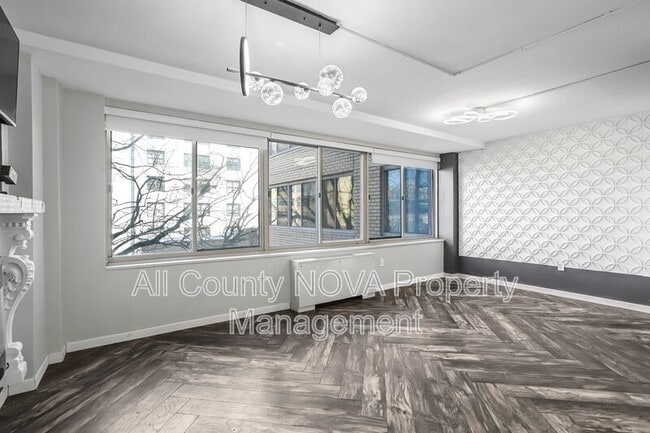 Building Photo - 922 24th St NW