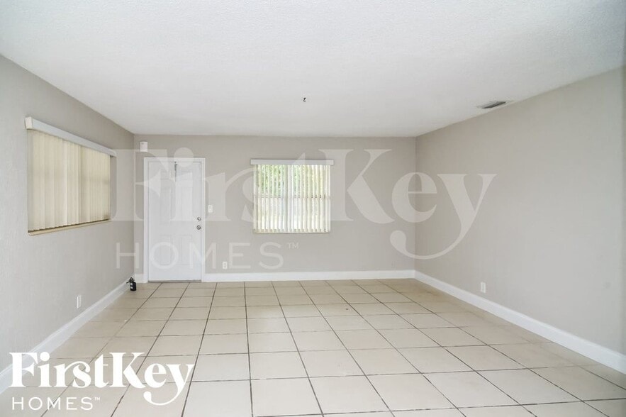 Building Photo - 559 W Campus Cir