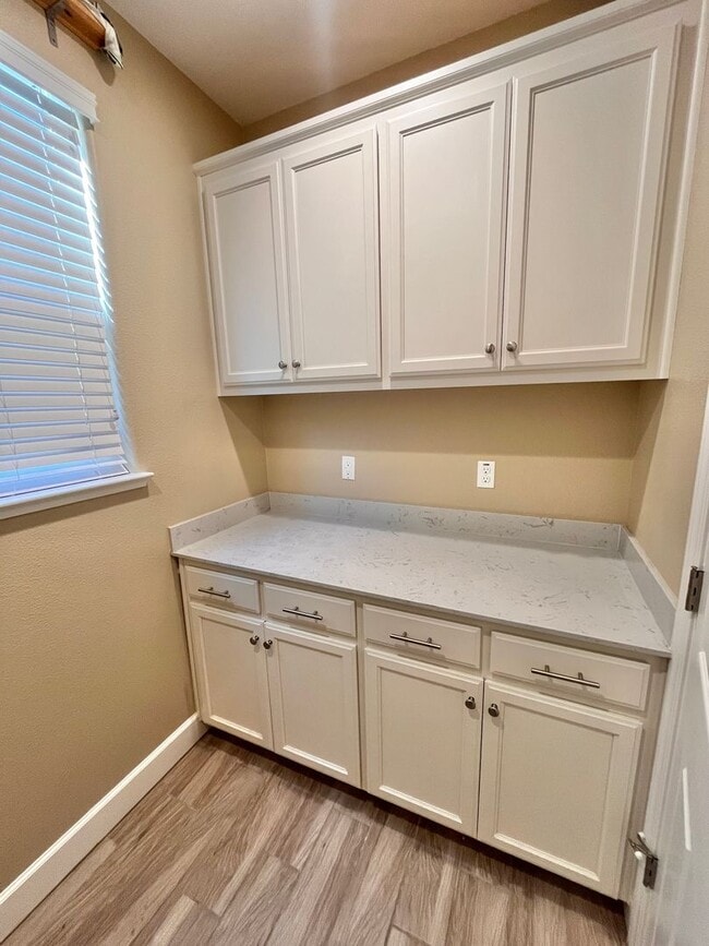 Building Photo - Beautiful 5 bed 3 1/2 bath with SOLAR! Great location!