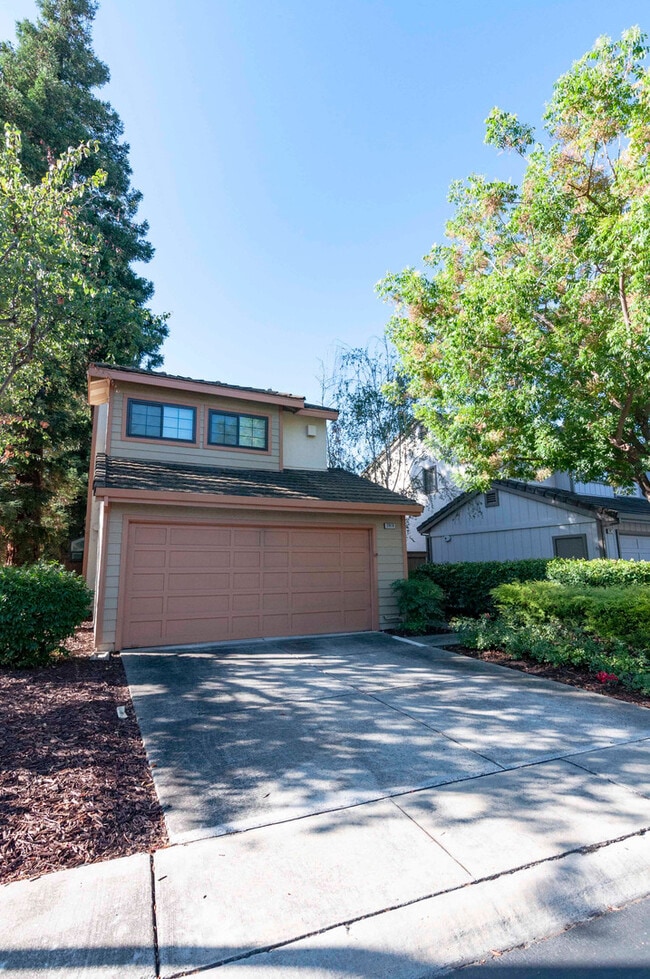 Building Photo - Quiet and Spacious 2 story townhouse in be...