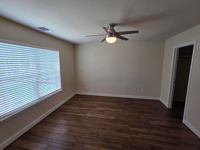 Building Photo - FOR LEASE!! Great location!