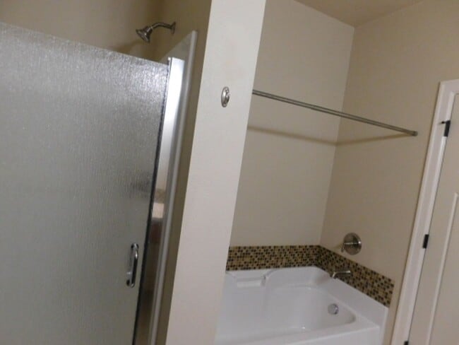 Building Photo - 3Bd/2.5Ba Two Story Townhouse - Available ...
