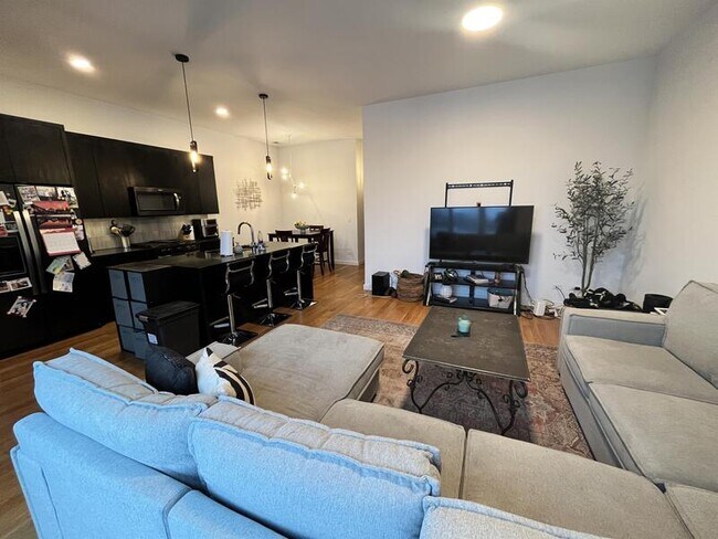 Building Photo - 1637 W Grand Ave