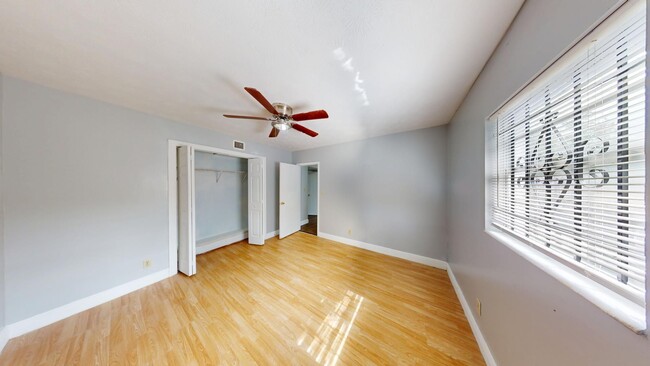 Building Photo - 3BR/1BA HOUSE - Riverview Area  **HALF OFF...