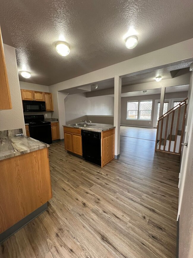 Building Photo - 3 Bedroom, 2.5 Bathroom Townhome - Close t...