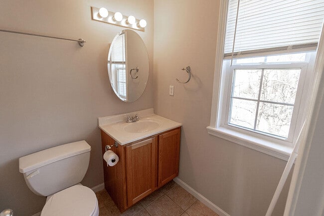 Building Photo - 1924 Center St