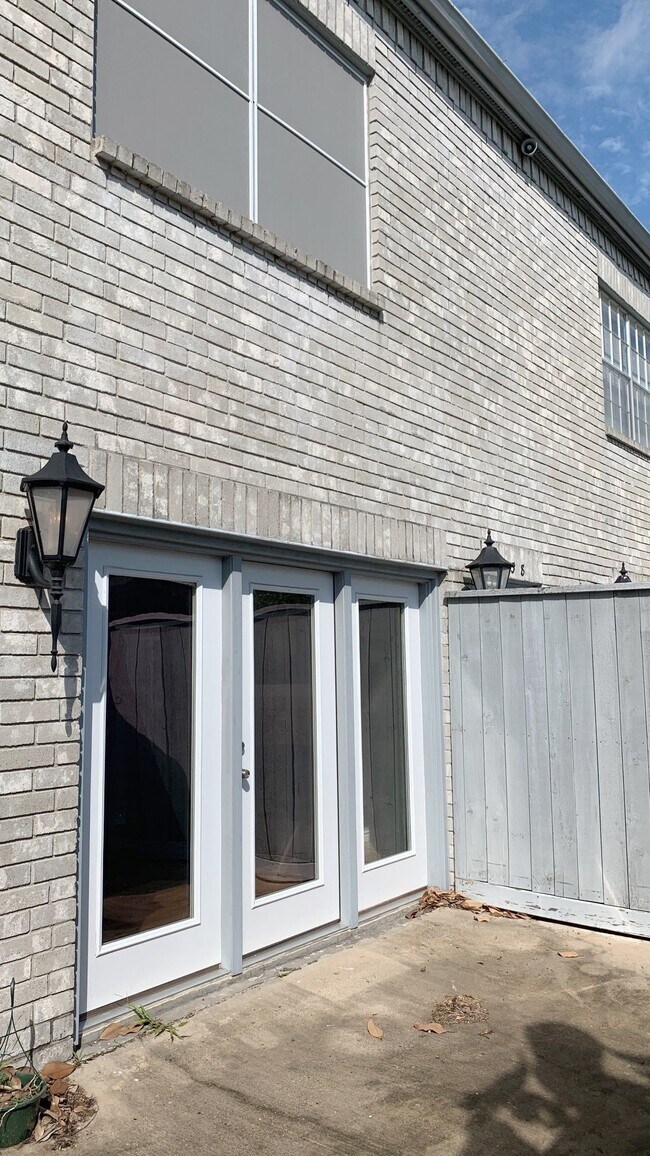 Building Photo - 538 Wilcrest Dr