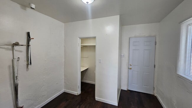 Building Photo - 2 Bed WITH OFFICE 1 Bath AND WASHER/DRYER HOOK UP!