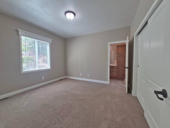Building Photo - 1054 Mountain Shadows Blvd