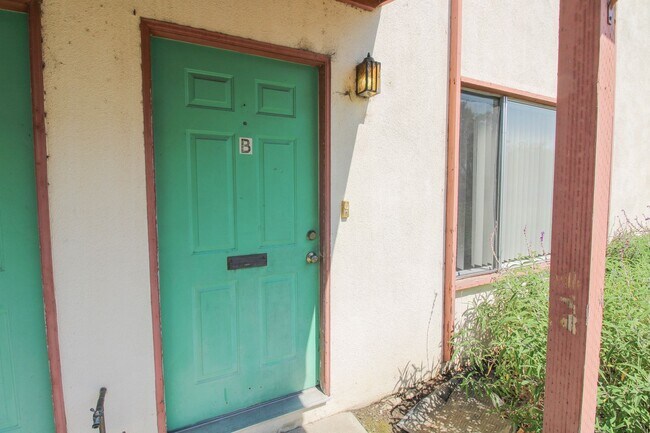 Building Photo - 2 Bedroom Townhouse Style Apartment with Private Fenced Patio