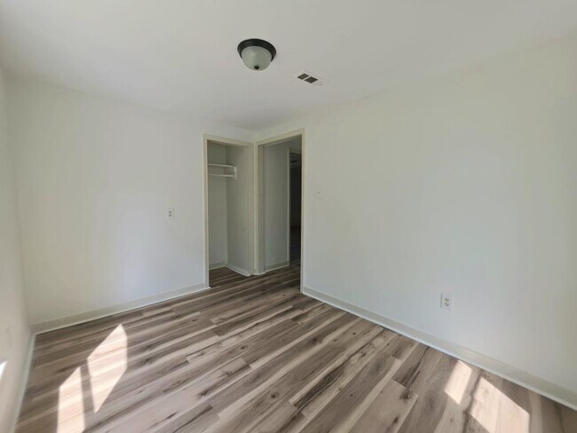 Building Photo - 101 E Osr