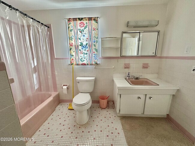 Building Photo - 382 W Park Ave