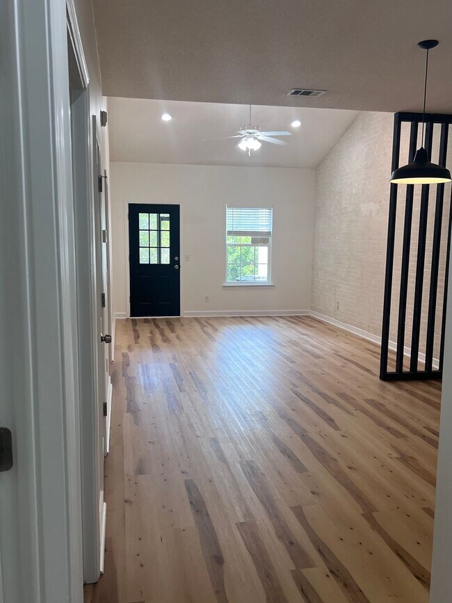 Building Photo - Newly renovated 2 bedroom, 2 bathroom condo coming soon!