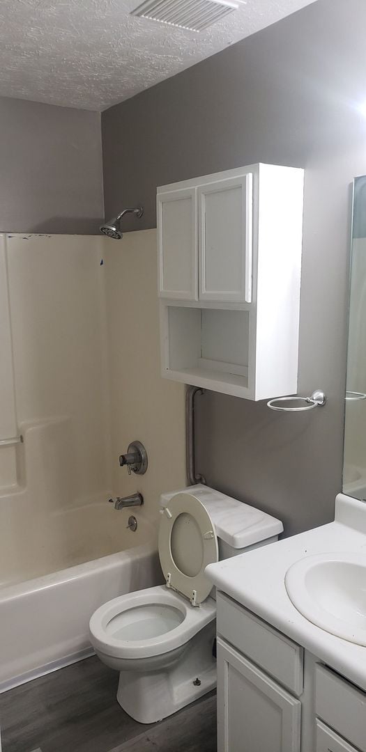 Building Photo - 2 bedroom 1 bath duplex