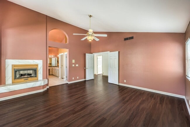 Building Photo - 3 Bed room Pool home in Desert Shores