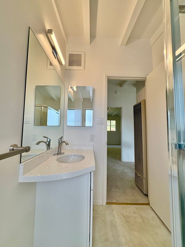 Building Photo - OPEN HOUSE SAT 4/26 11AM TO 12PM. Amazing ...