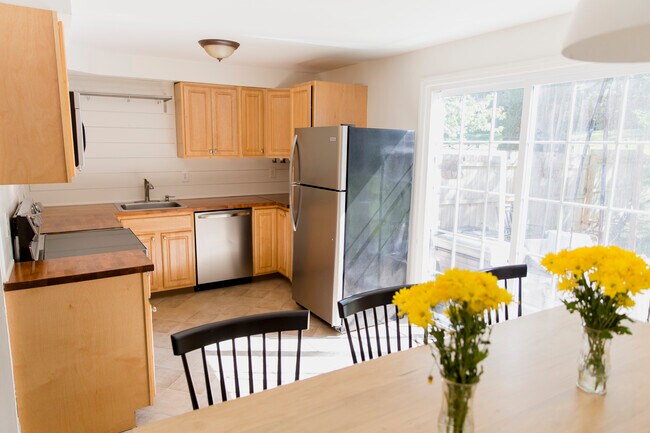 Building Photo - 837 Johahn Dr