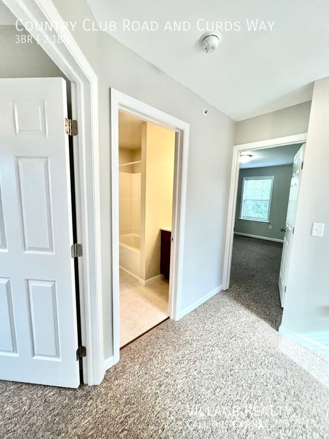 Building Photo - 703 Country Club Rd