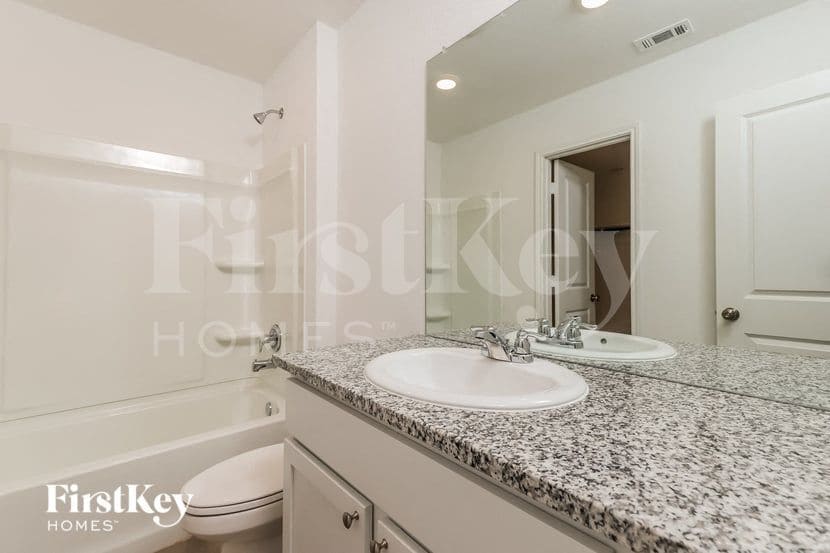Building Photo - 10610 McClintock Dr