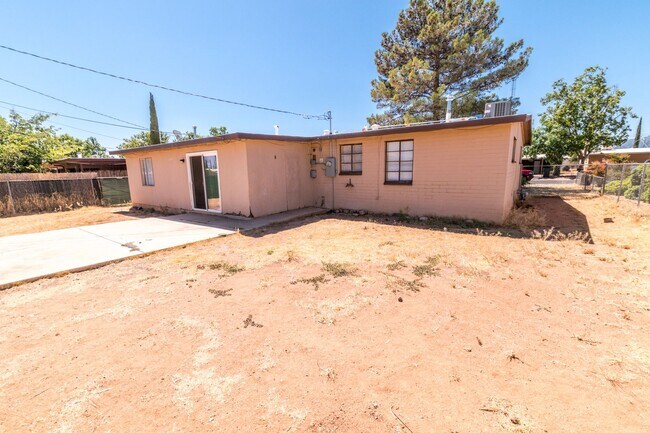 Building Photo - 4 Bedroom, 1½ Bath Home with Central A/C, ...