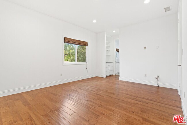 Building Photo - 4510 Tyrone Ave