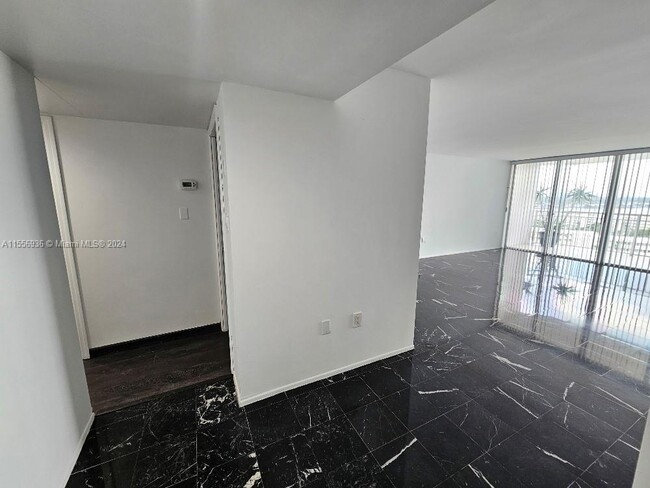 Building Photo - 18011 Biscayne Blvd