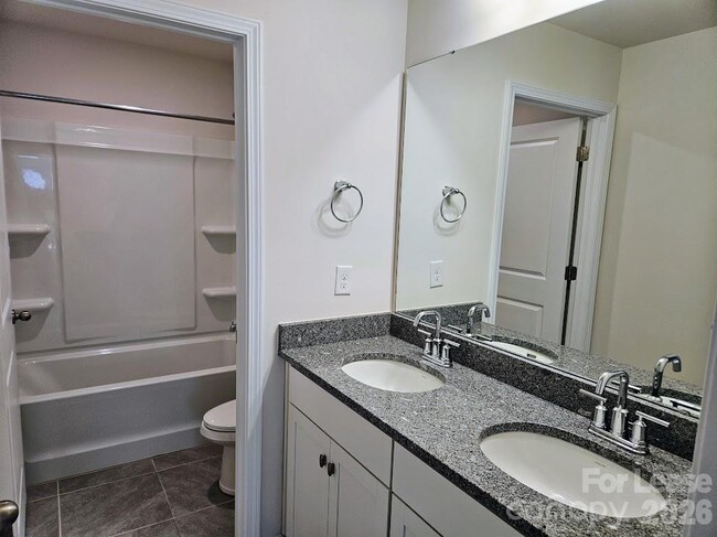 Building Photo - 1127 Walbury Hl