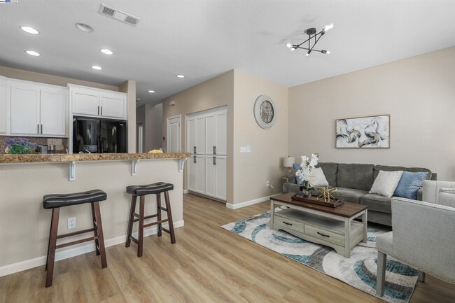 Building Photo - 7459 Starward Dr