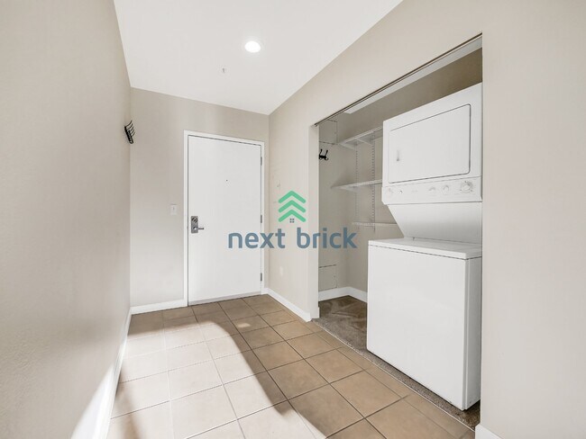 Building Photo - Luxury 1 Bed, 1 Bath Downtown Seattle Condo with City & Water Views