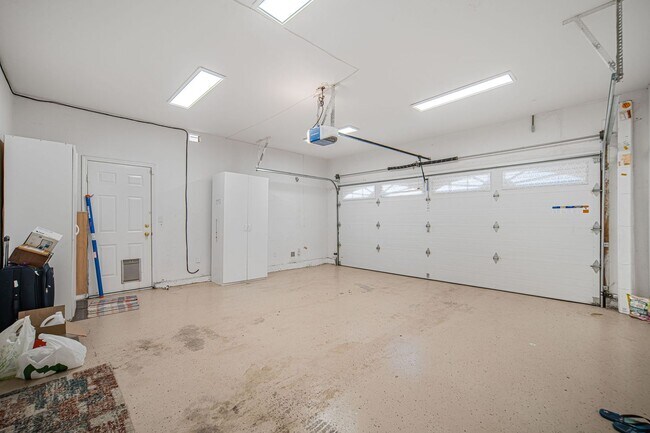 Building Photo - Highly Desirable Executive Home: 4 Bedrooms, 3 Bathrooms of Luxury Living