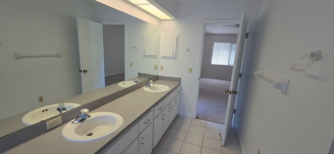 Building Photo - 3 Bed, 2 Bath, 2 Car garage.