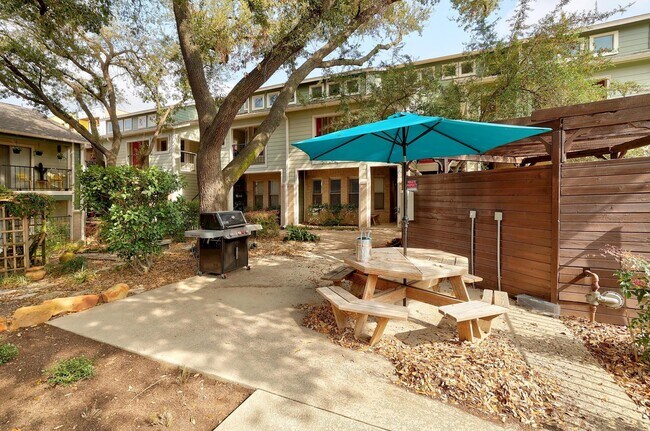 Building Photo - 2104 Cullen Ave