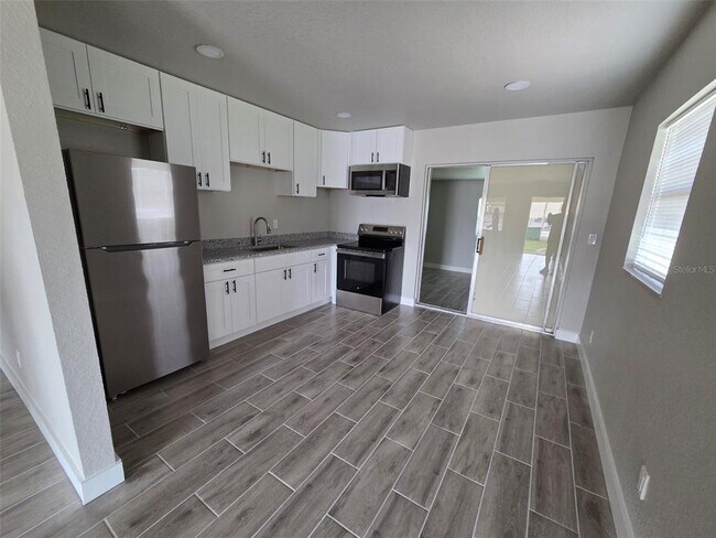 Building Photo - 38300 Henry Dr